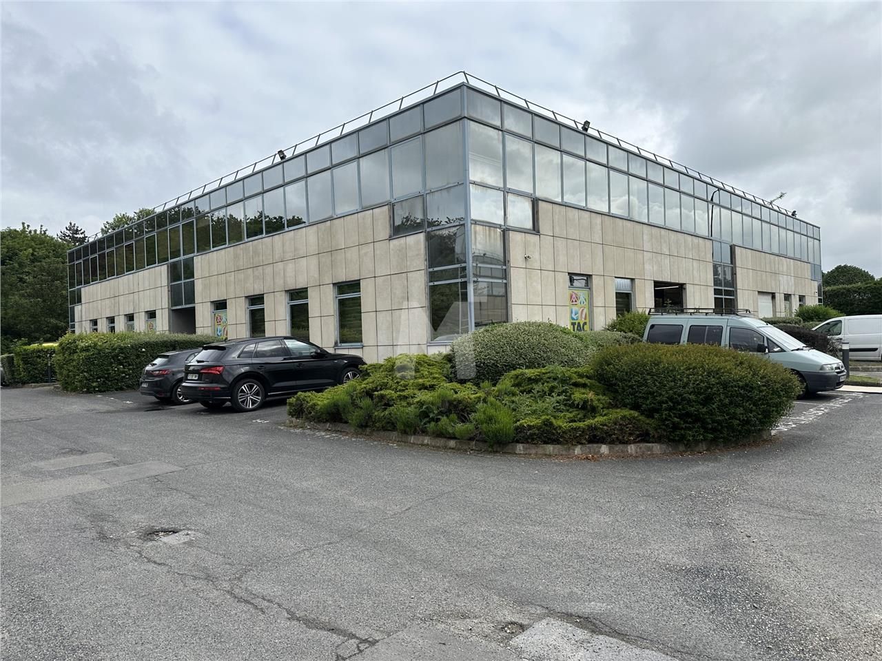 Au sein d'un parc sécurisé au pied de l'autoroute