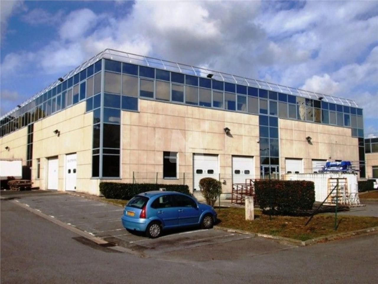 Au sein d'un parc sécurisé au pied de l'autoroute