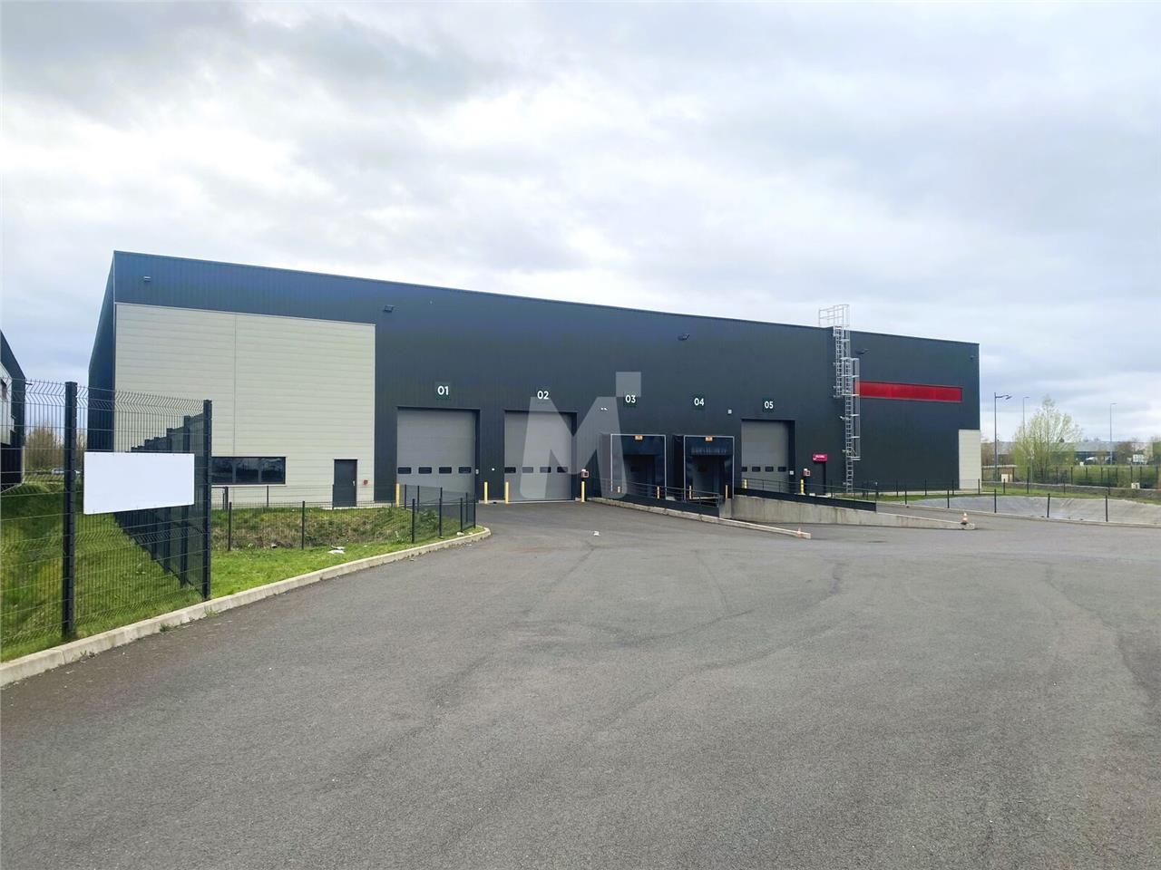 A proximité immédiate de la Francilienne (N104), 