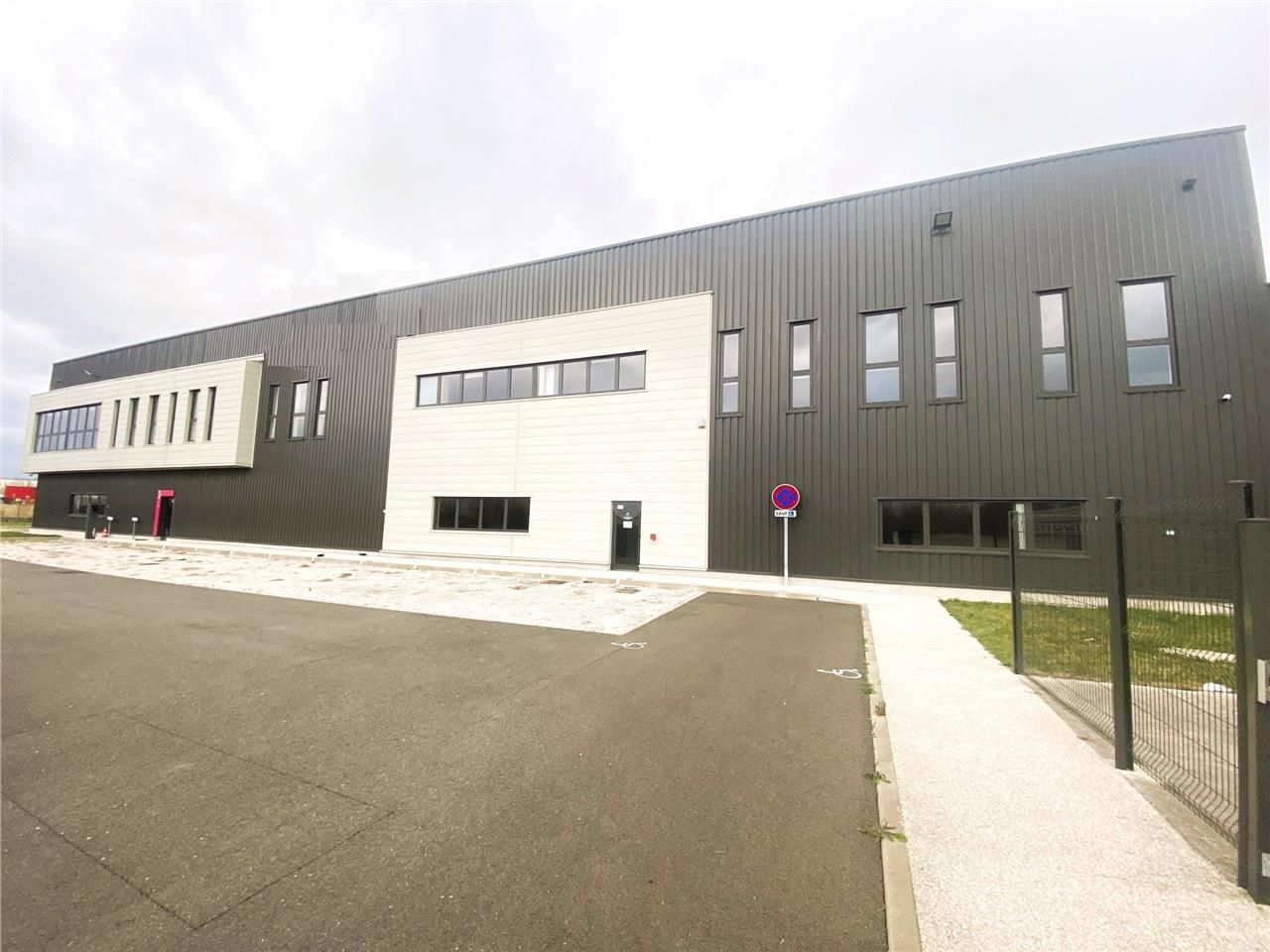 A proximité immédiate de la Francilienne (N104), 