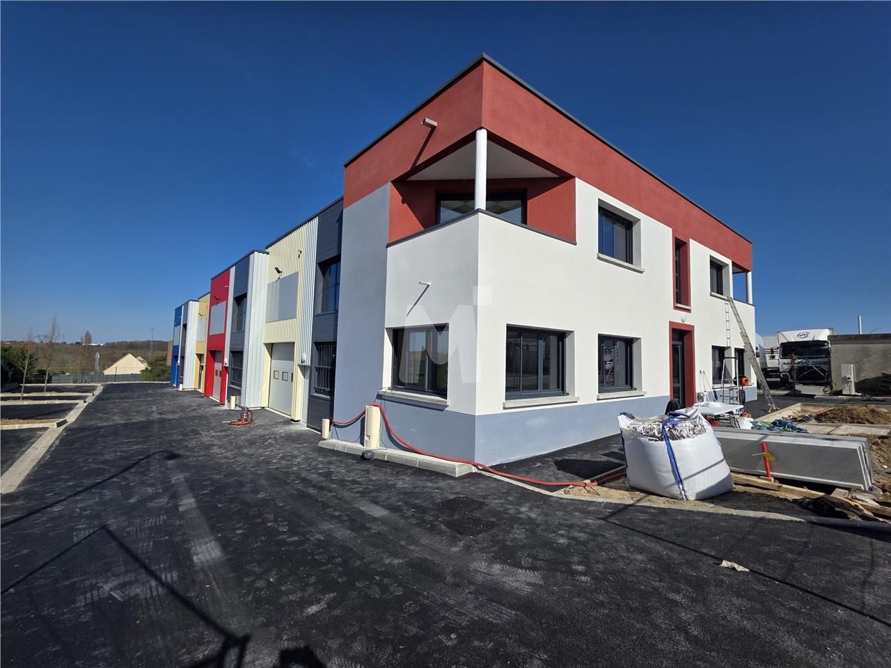 Aisément accessible depuis l'autoroute A6 et la N