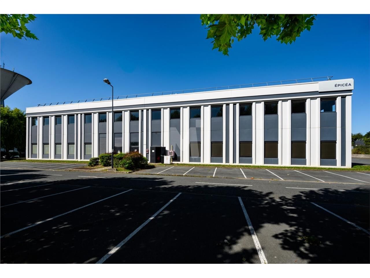 Situé au coeur de la zone dynamique de Courtaboeu