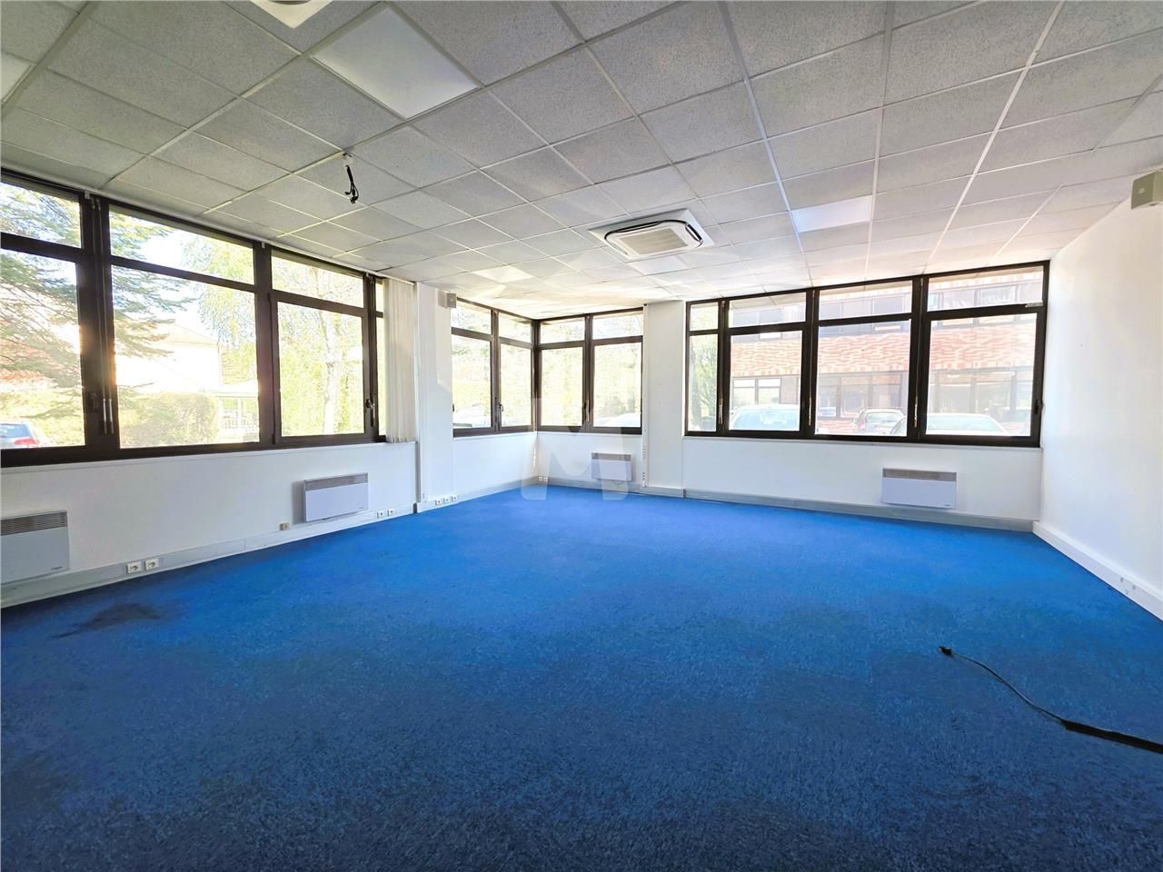 Dans un parc d'activité clos et sécurisé idéaleme