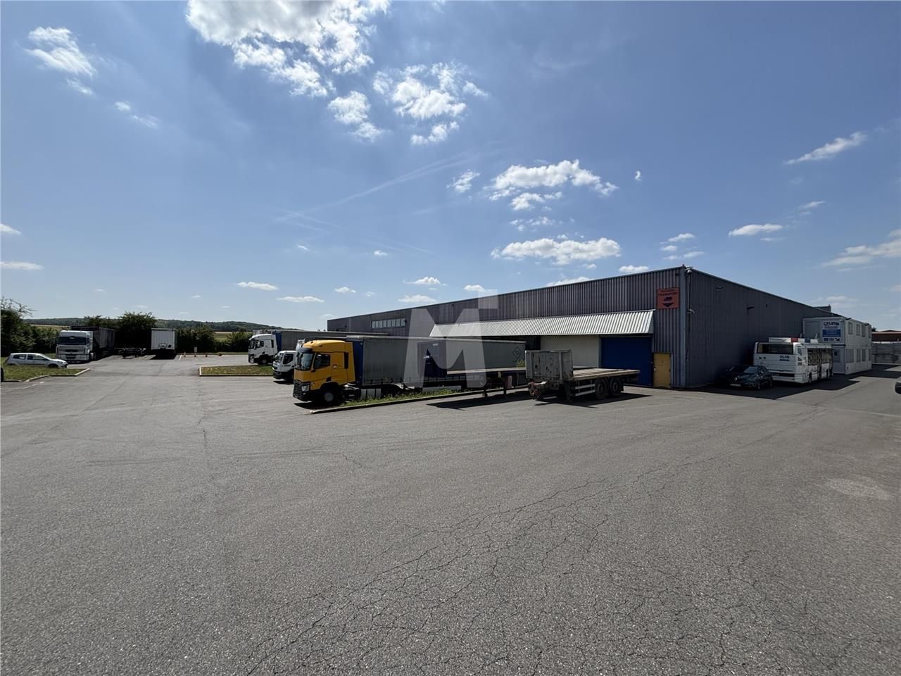 A proximité de la Nationale 20, sur un site clos