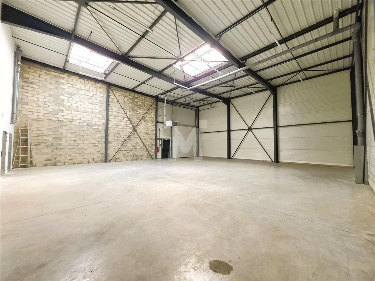 Aisément accessible depuis l'autoroute A6, nous v