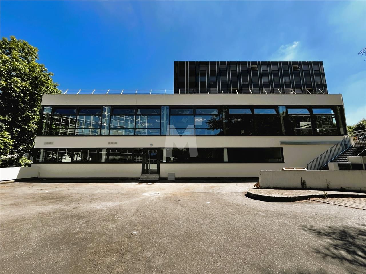 Au centre du pôle administratif d'Evry : préfectu