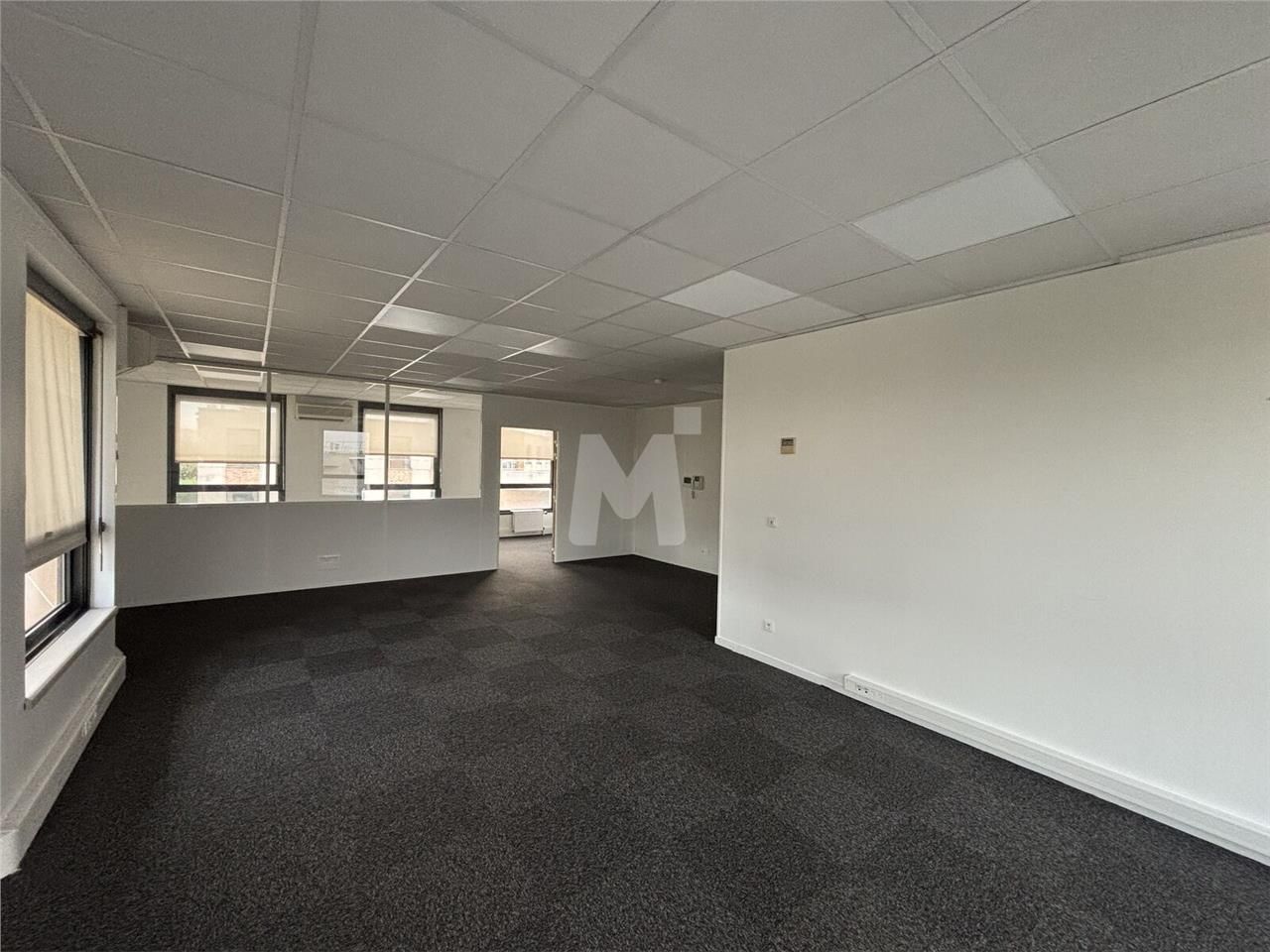 Proche de l'autoroute A10 et de la Nationale 20, 