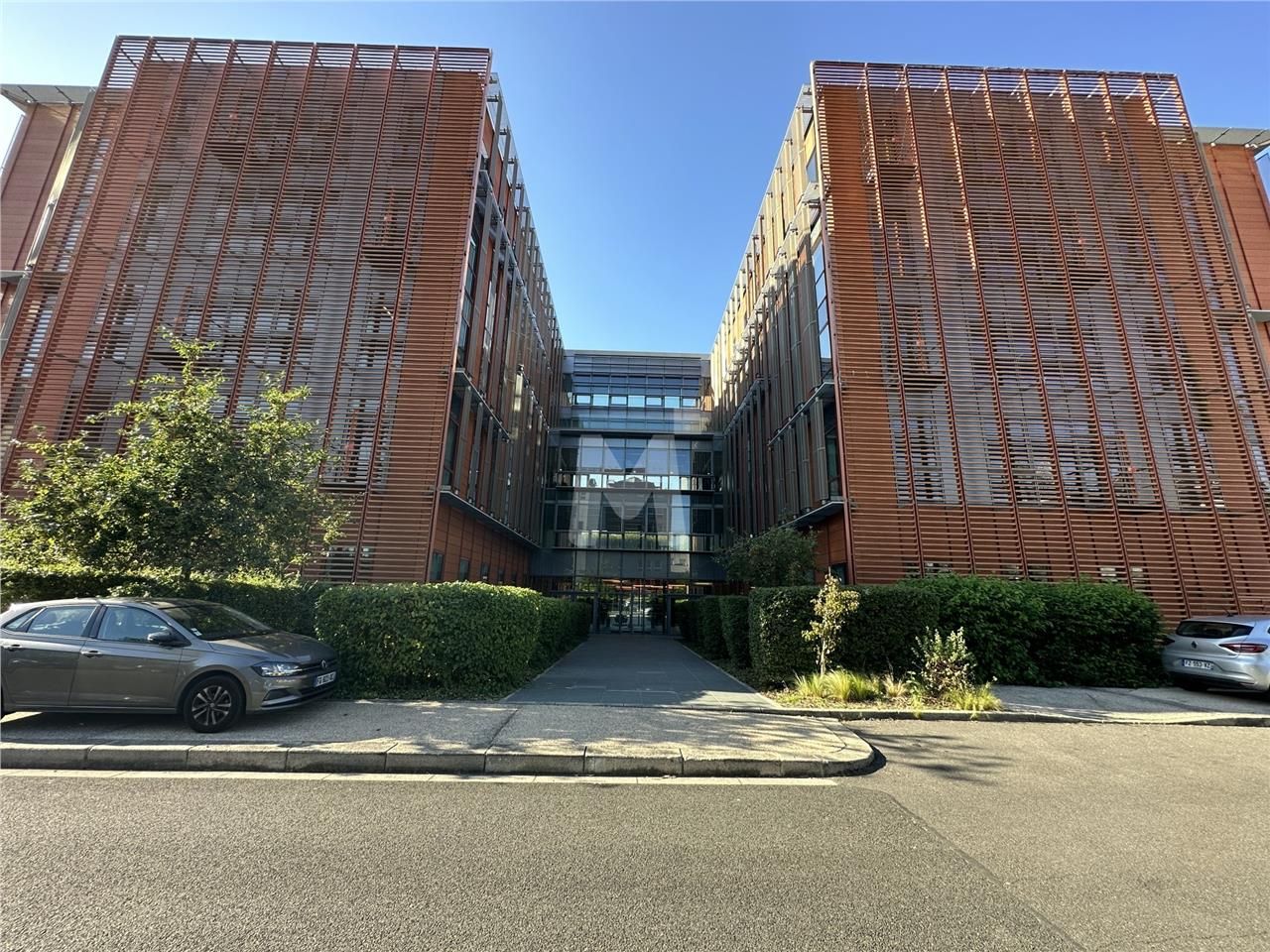 A proximité immédiate du Min de Rungis et le long