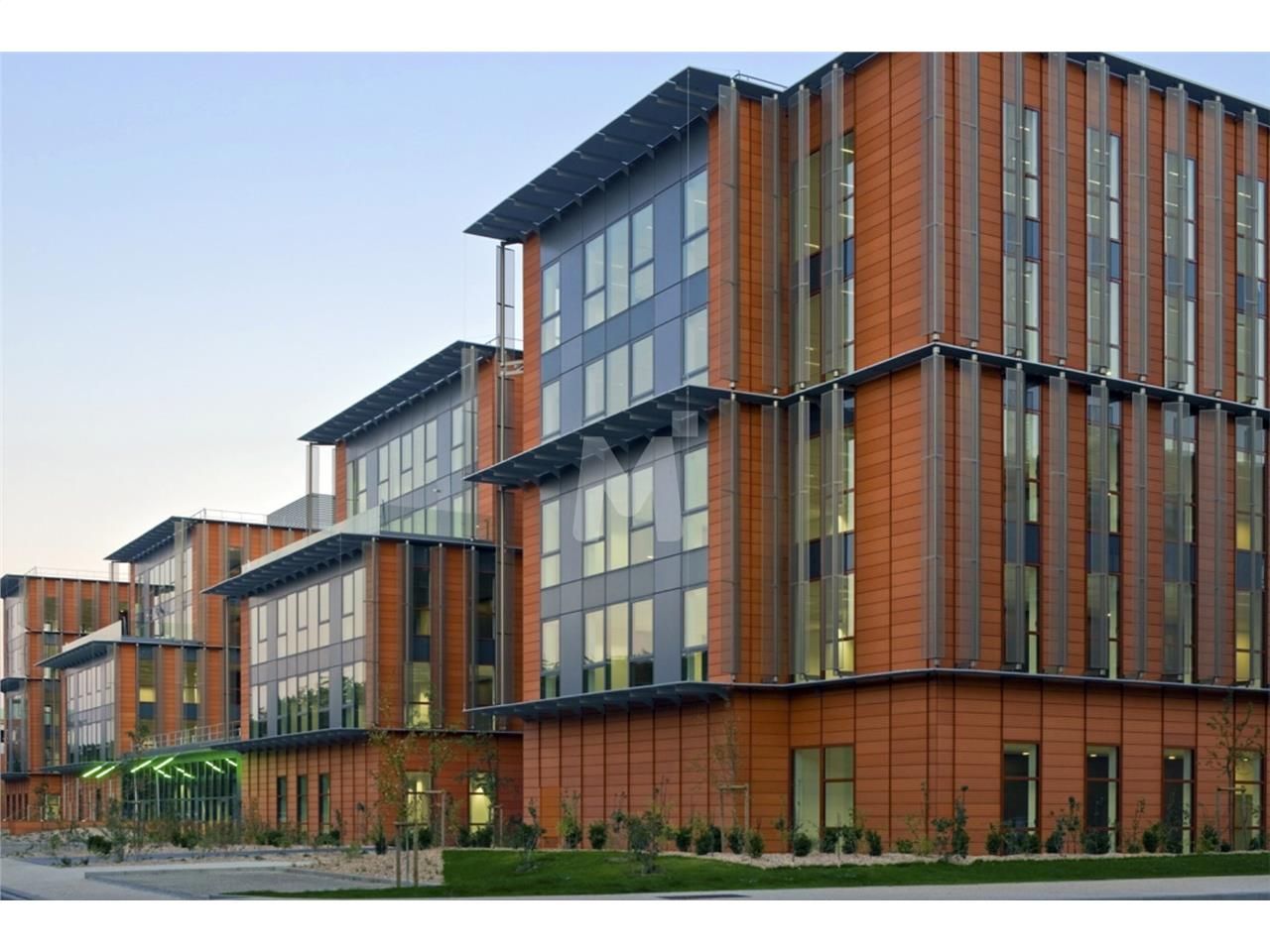 A proximité immédiate du Min de Rungis et le long