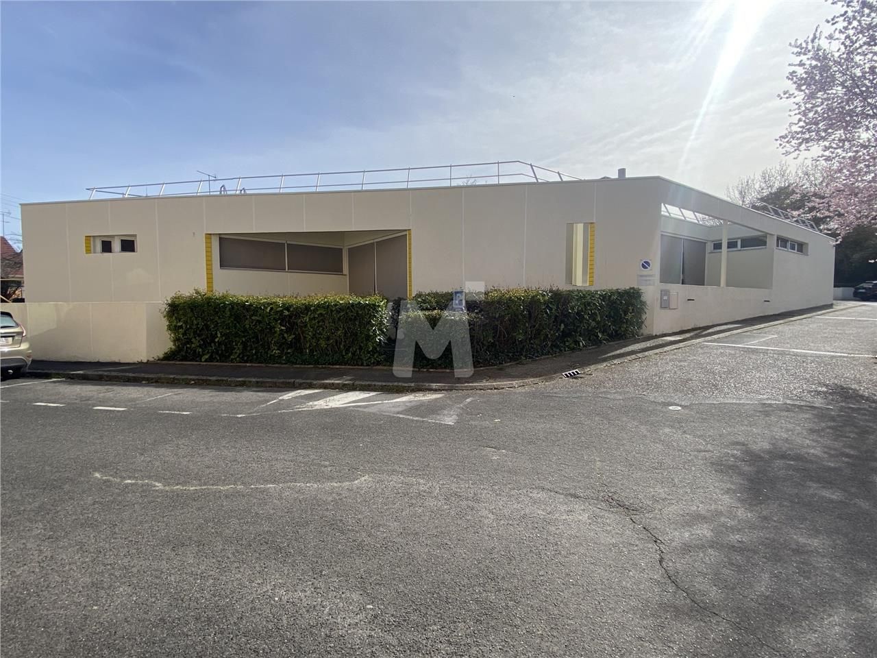 En centre ville , non loin de la gare RER d'Arpaj