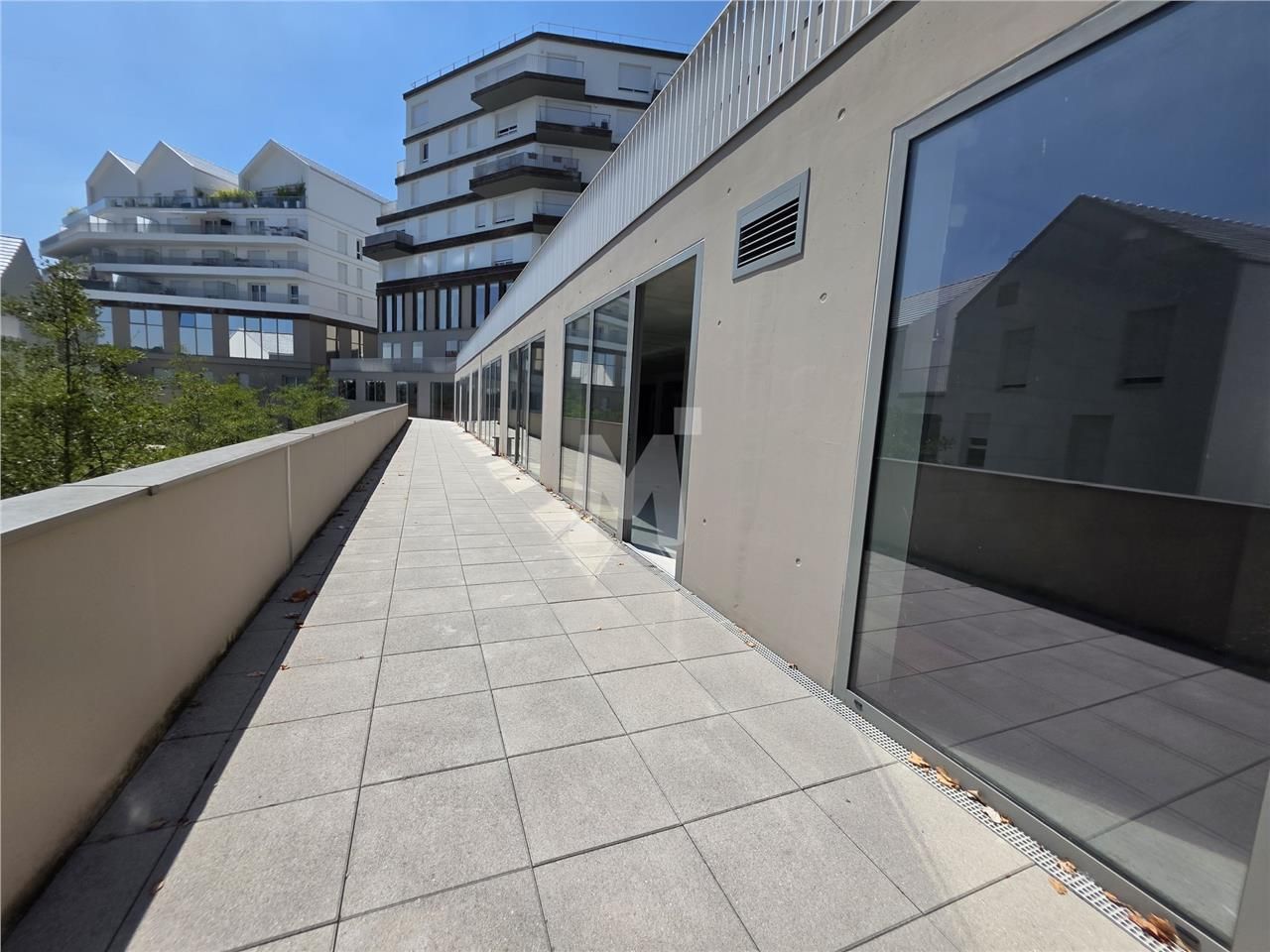 A 240 m de la gare de Fontainebleau-Avon, dans un