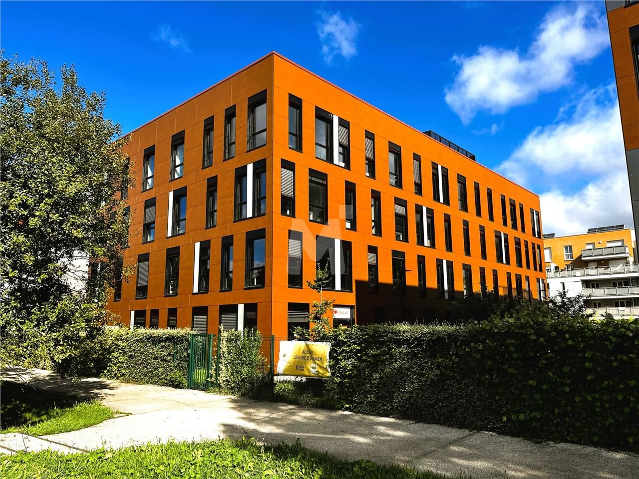 A proximité de l'autoroute A5 et de la Nationale 