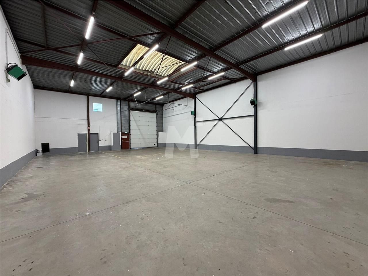 Idéalement situé à proximité immédiate de l'A6 et