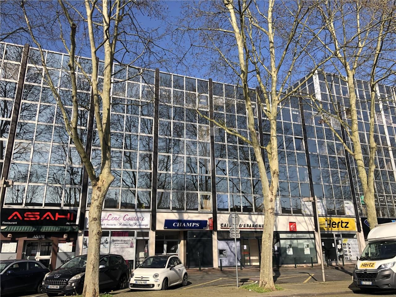 Face au centre commercial régional le Spot, dans 