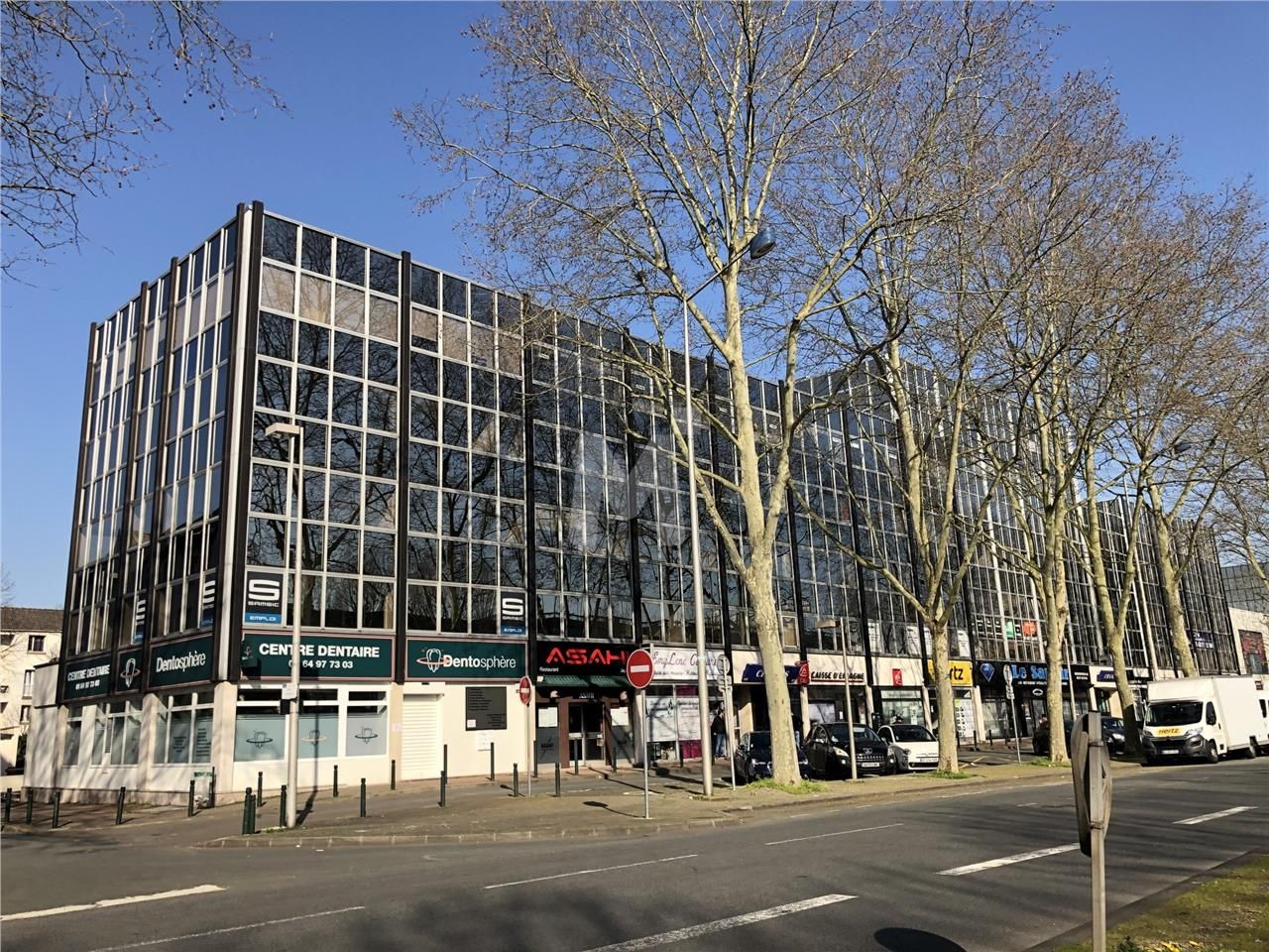 Face au centre commercial régional Evry II, sur u