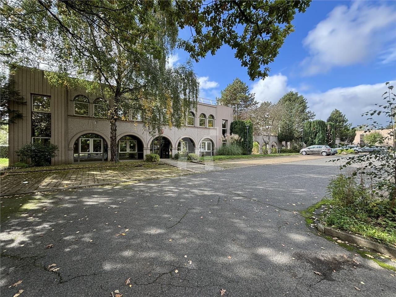 A proximité de la Nationale 118 , au sein d'un pr