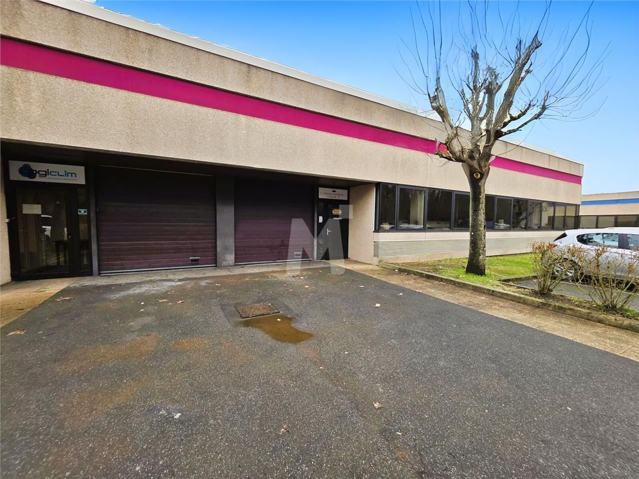 A proximité de la Francilienne (N104), au sein du