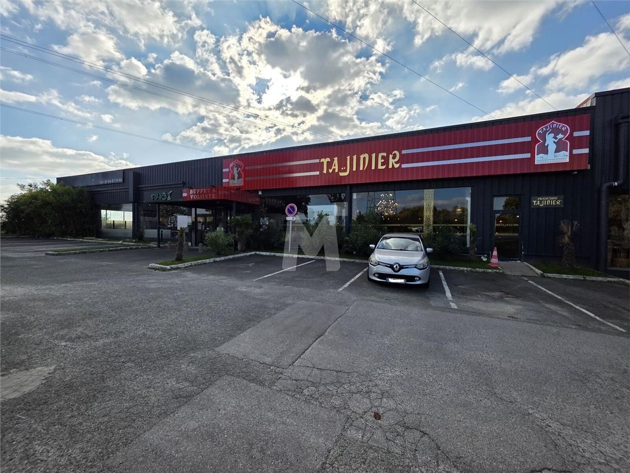 En bordure de la Nationale 7, nous vous proposons