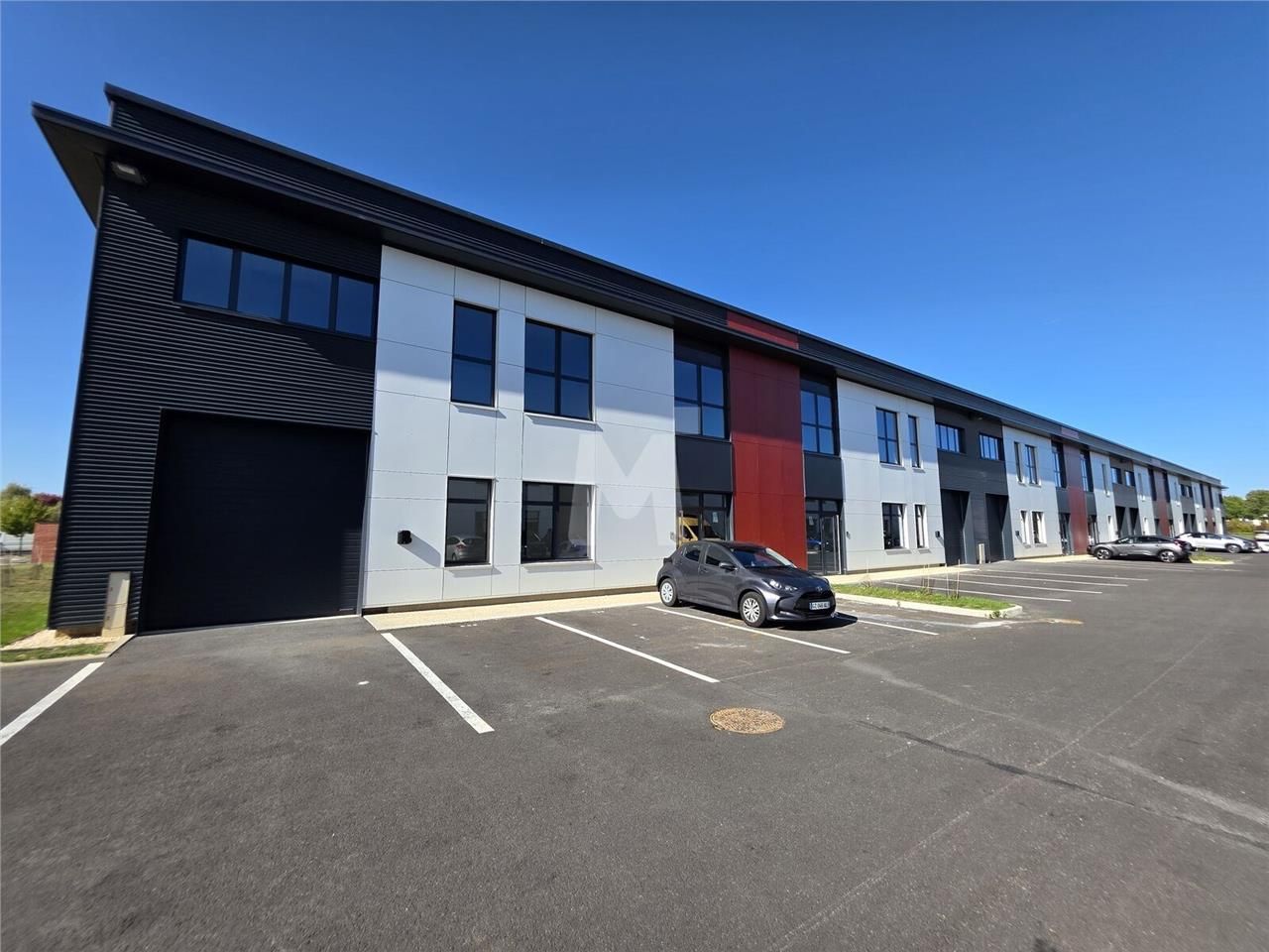 A proximité immédiate de l'autoroute A5, dans un 