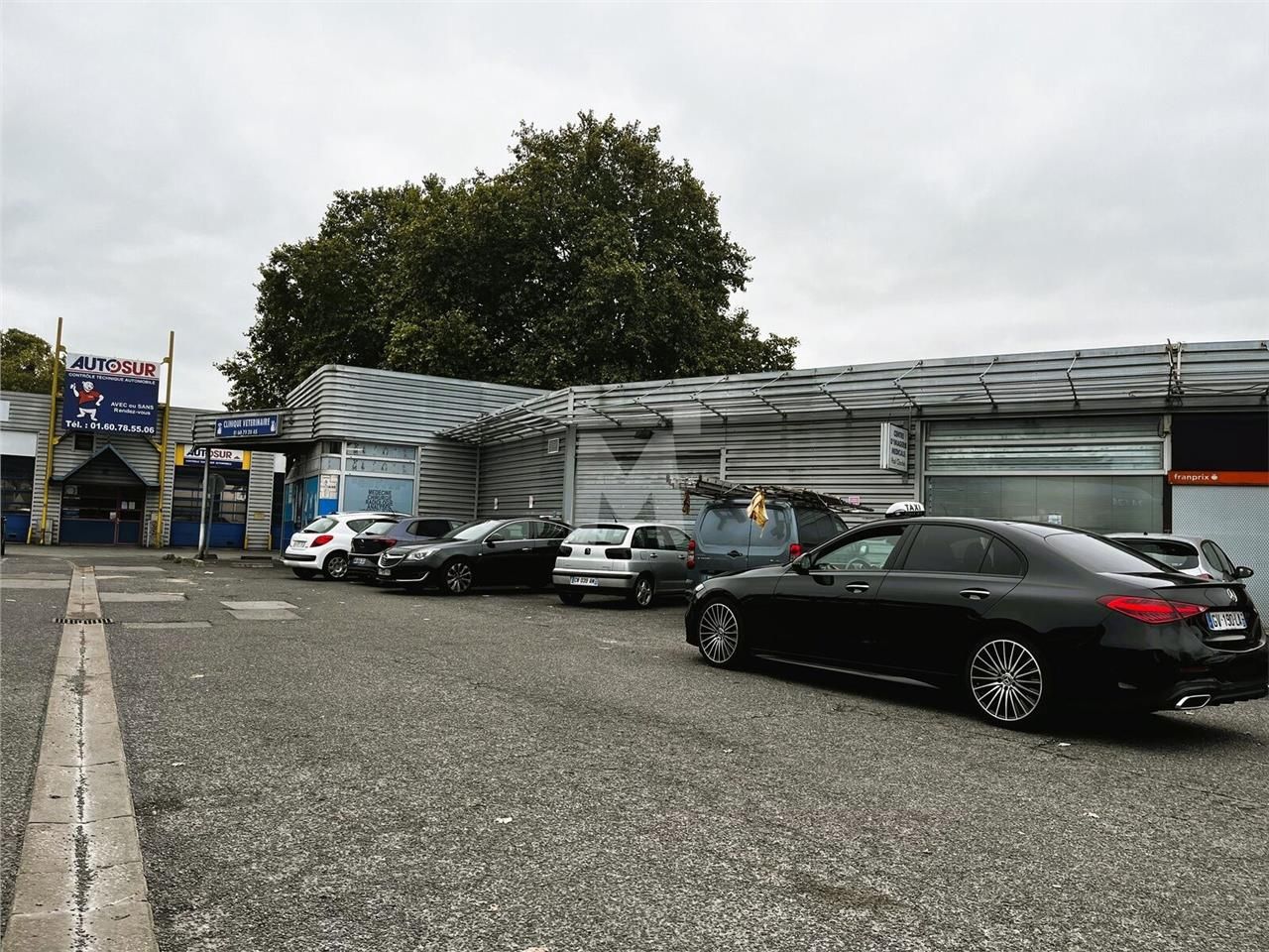 A proximité de la Nationale 7, au sein d'un centr