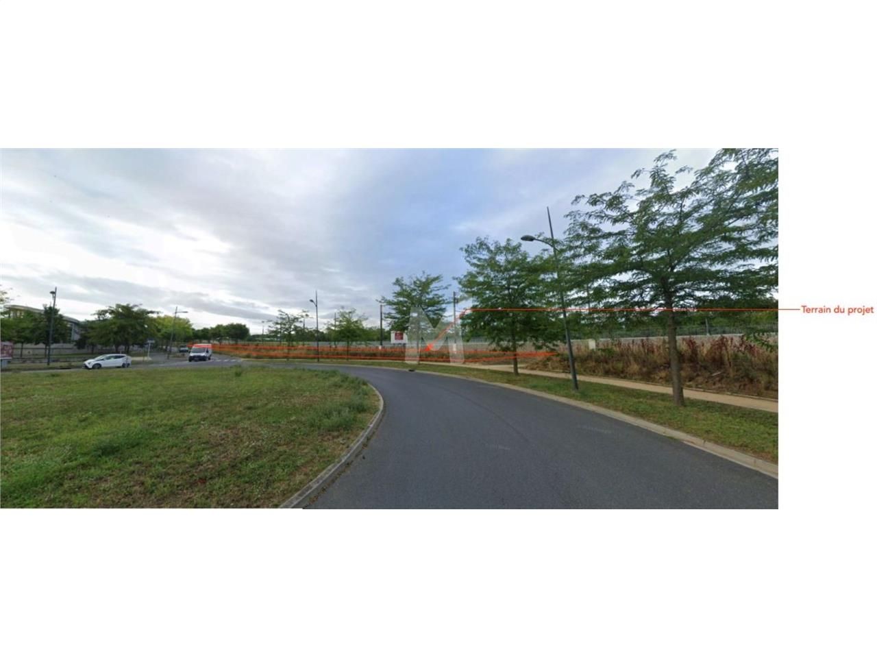 En bordure d'autoroute A6 entre les échangeurs de