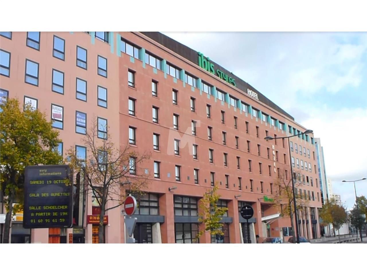 Au pied de la gare RER D d'Evry-Courcouronnes, M'