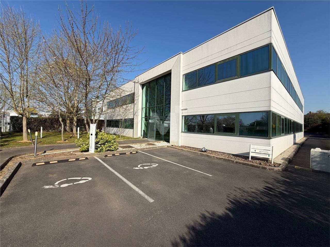 Proche de l'autoroute A6 et de la Nationale 7, da