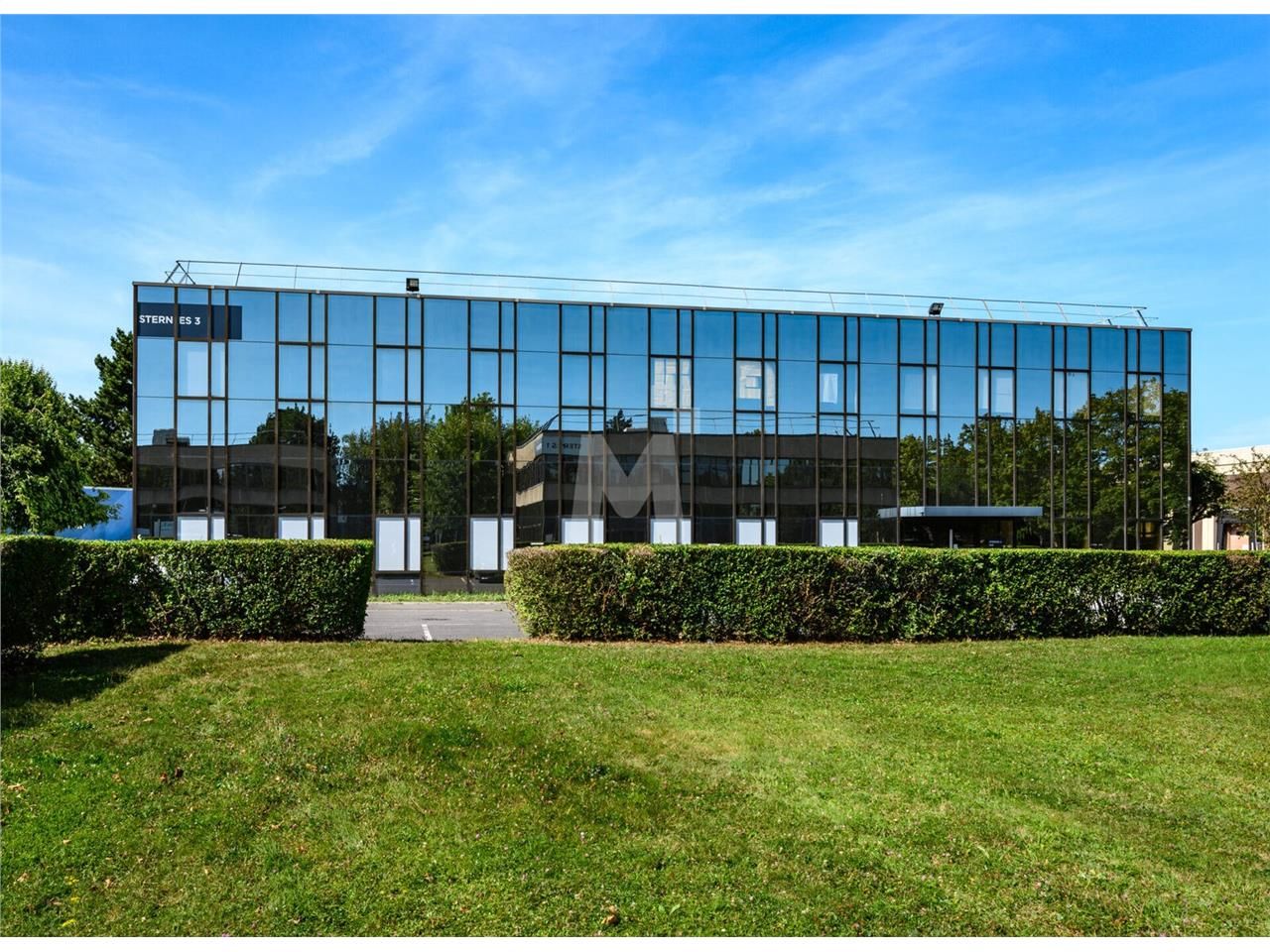 Idéalement situé entre l'A10 et la N118, au sein 