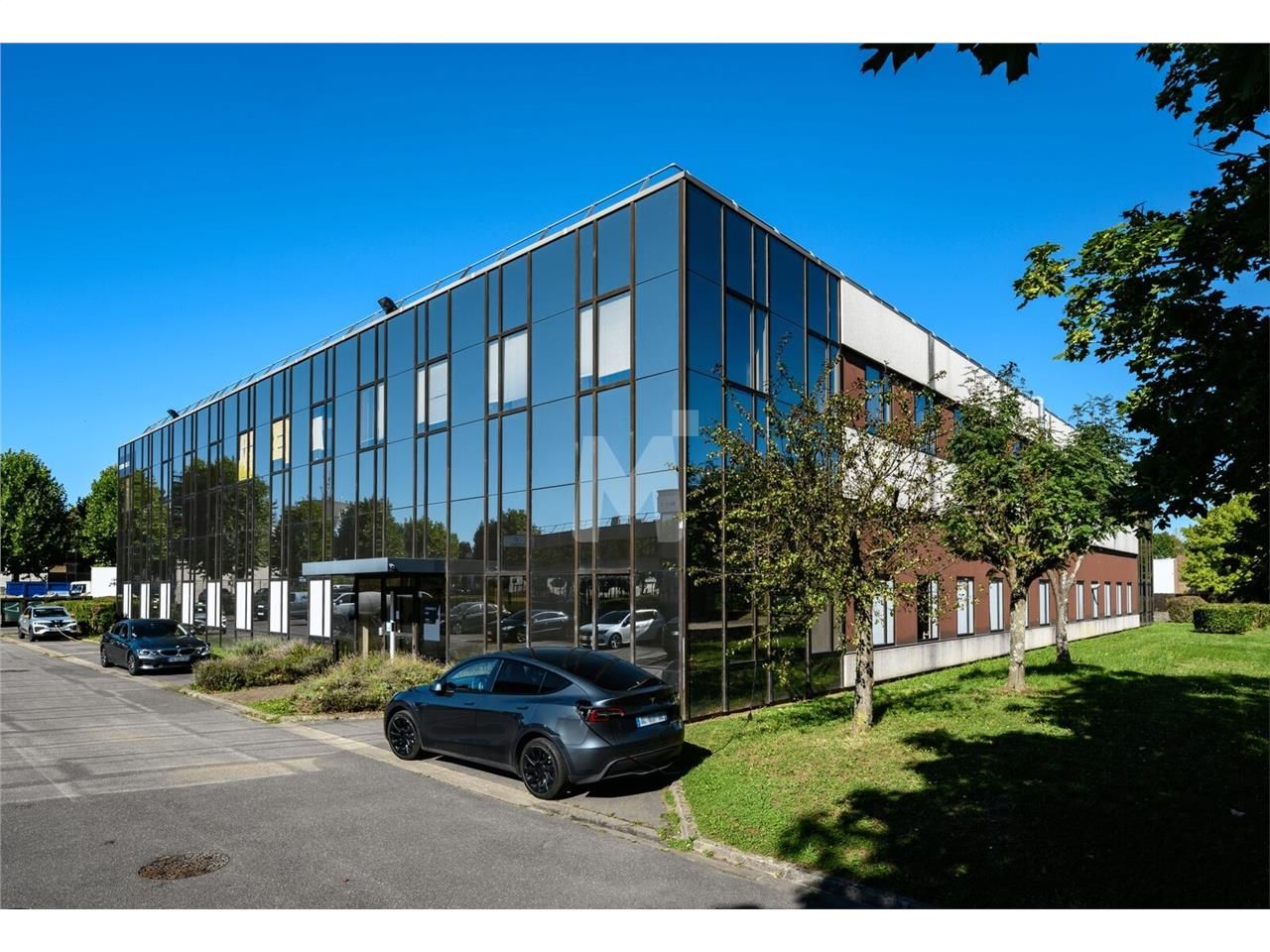 Idéalement situé entre l'A10 et la N118, au sein 