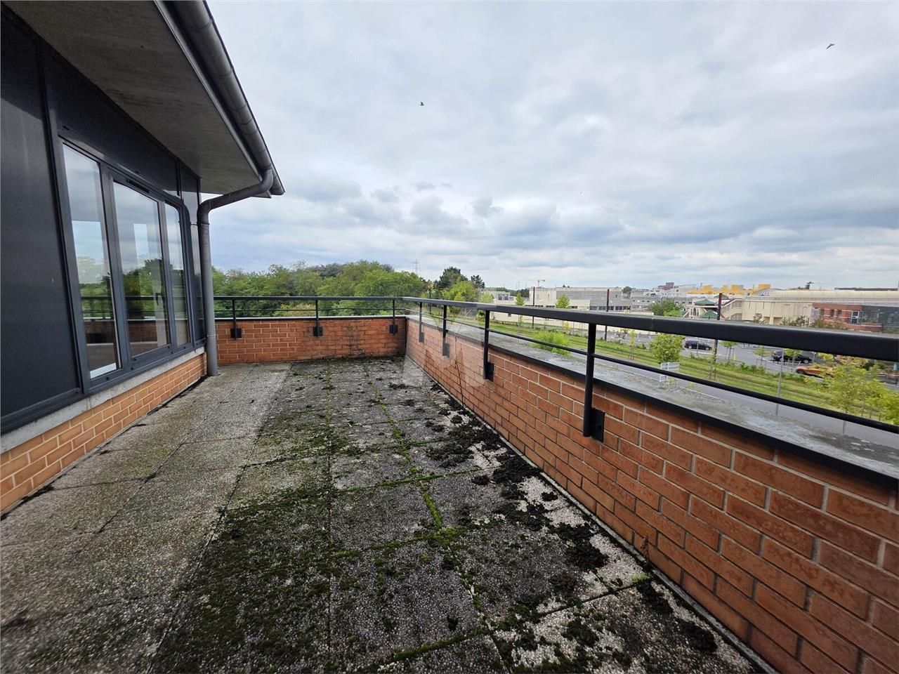 A proximité de la gare d'Evry Centre (RER D et Tr