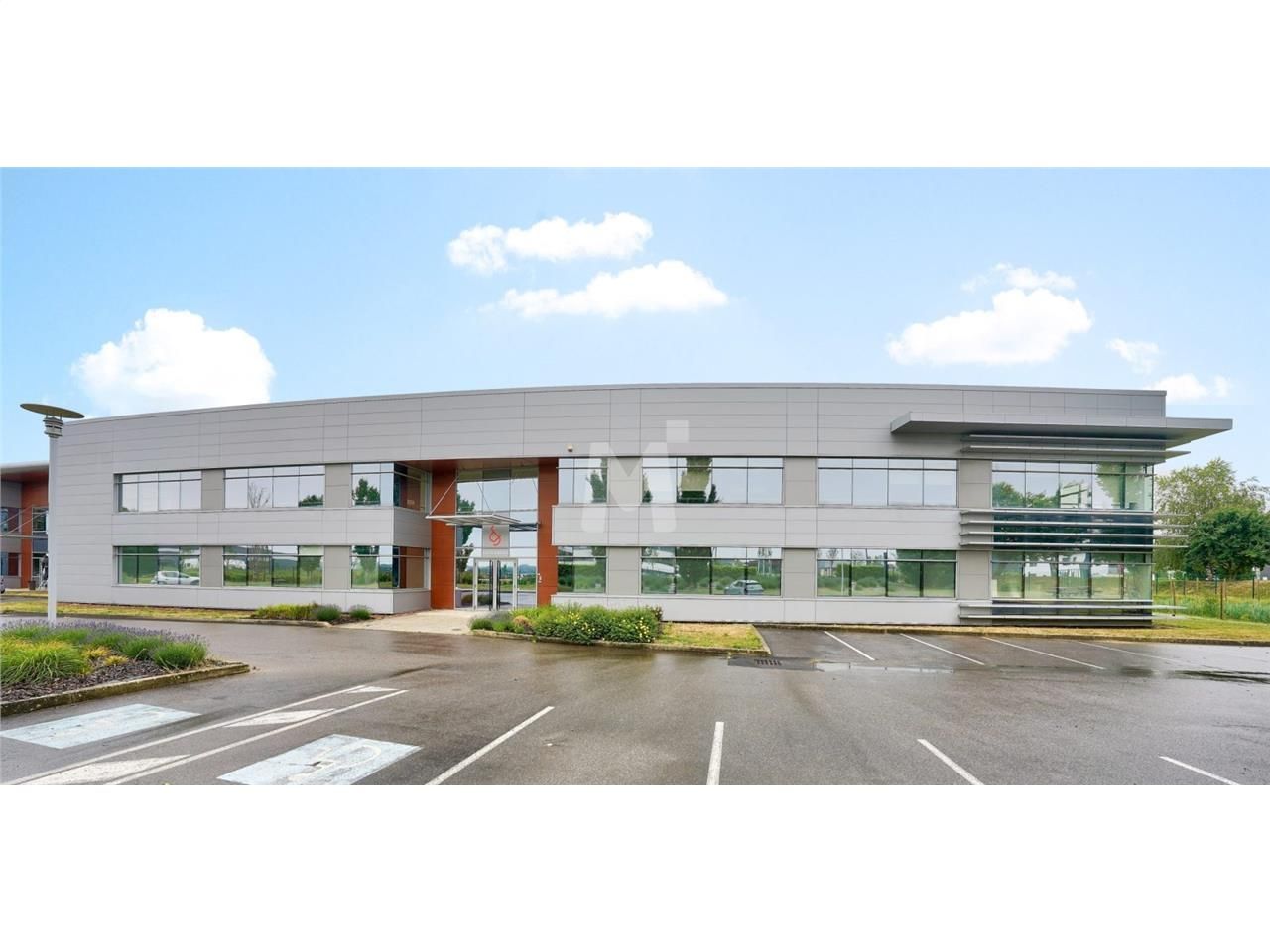 Dans un parc clos et sécurisé, à proximité de Car