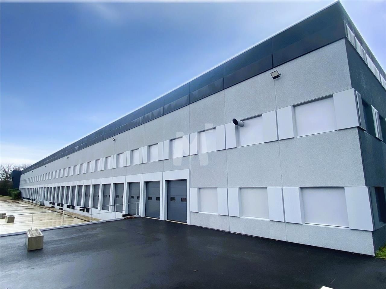 Bâtiment  entièrement rénové développant 8 017 m²