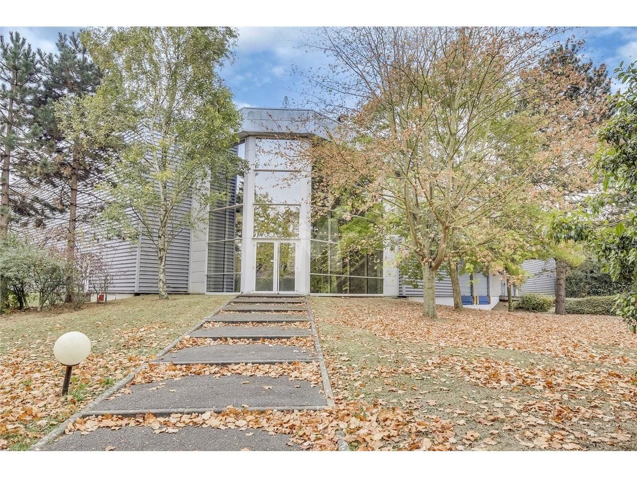 Aisément accessible depuis l'autoroute A6 et la F