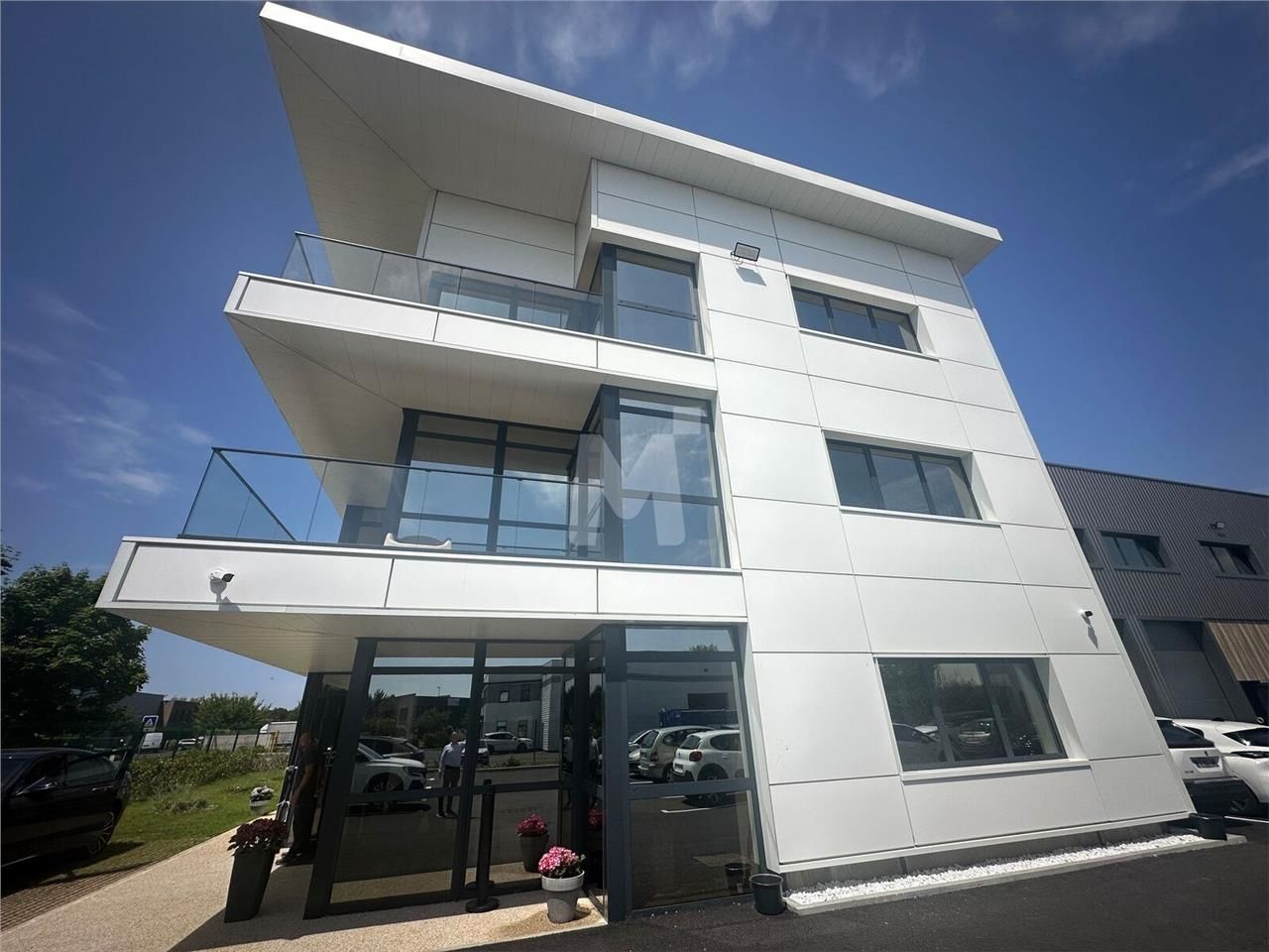 Sur un terrain clos d'environ 3 600 m², nous vous