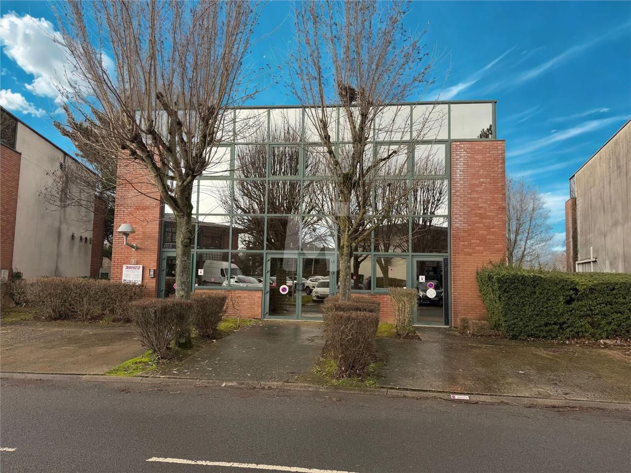 En façade de la Nationale 7, nous vous proposons 