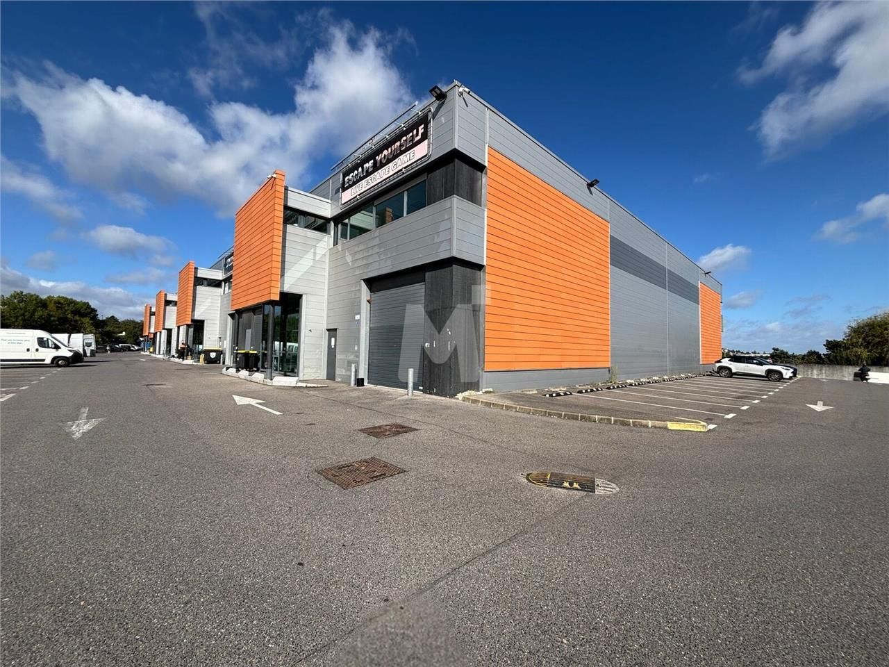 A proximité immédiate de la Nationale 20, dans un