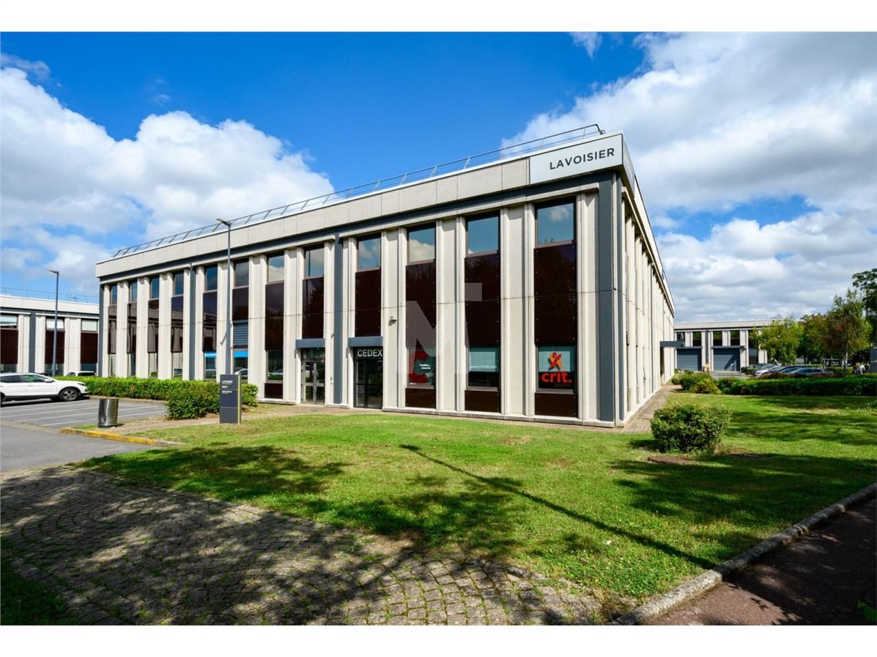 A proximité des autoroutes A6 et A10 et de la Nat