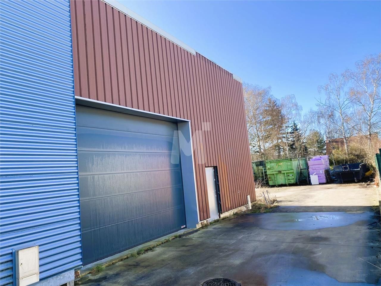 A proximité immédiate de l'autoroute A5, sur un s