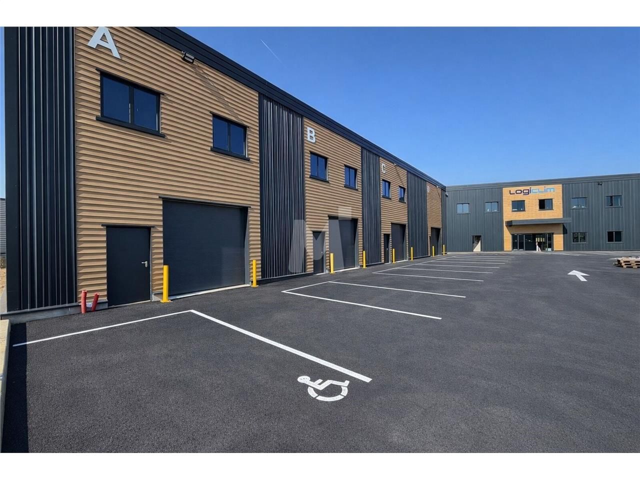 A proximité de la ZAC de la Croix Blanche et de l