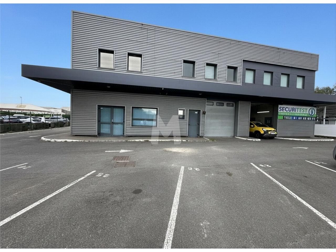 Dans un immeuble en R+1, nous vous proposons à la