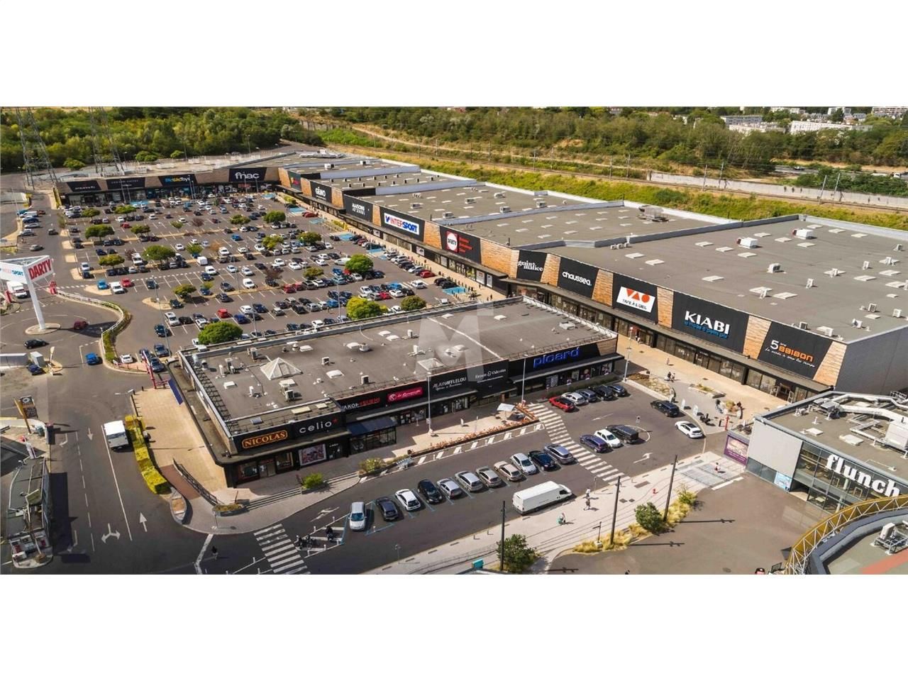 Idéalement situé au coeur du centre commercial Vi