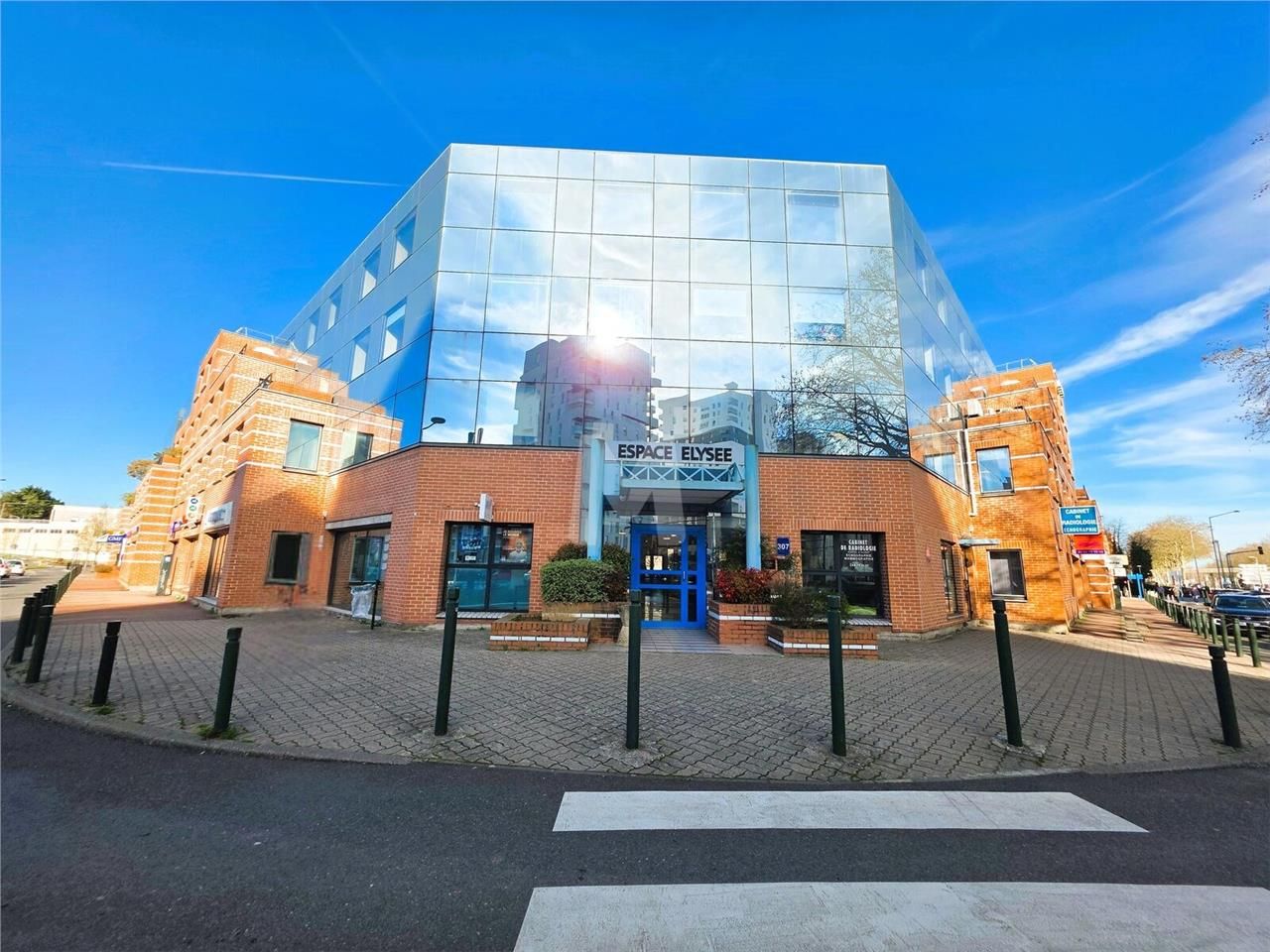 A proximité immédiate du Tram T12 et de la gare R