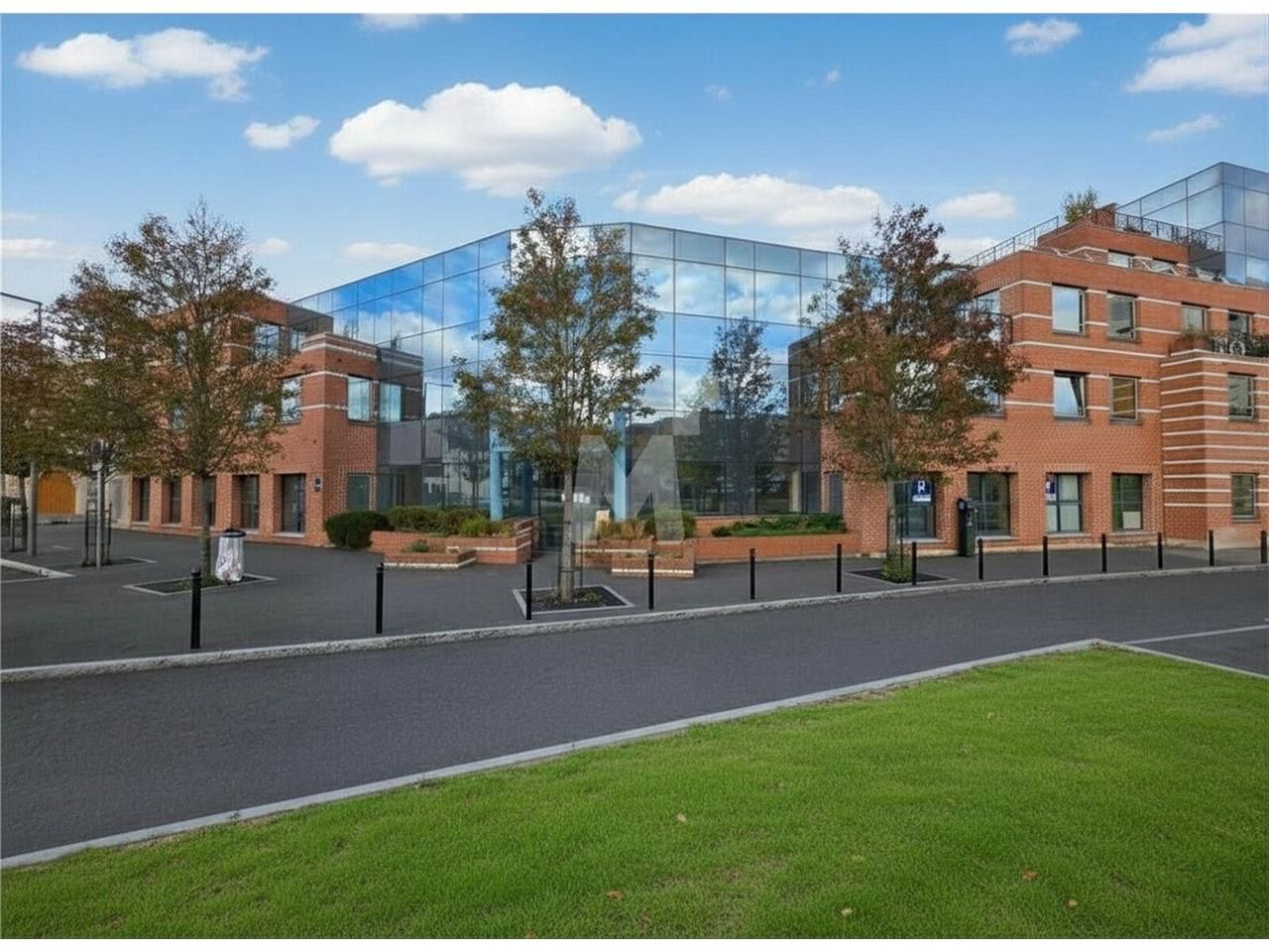 A proximité immédiate du Tram T12 et de la gare R