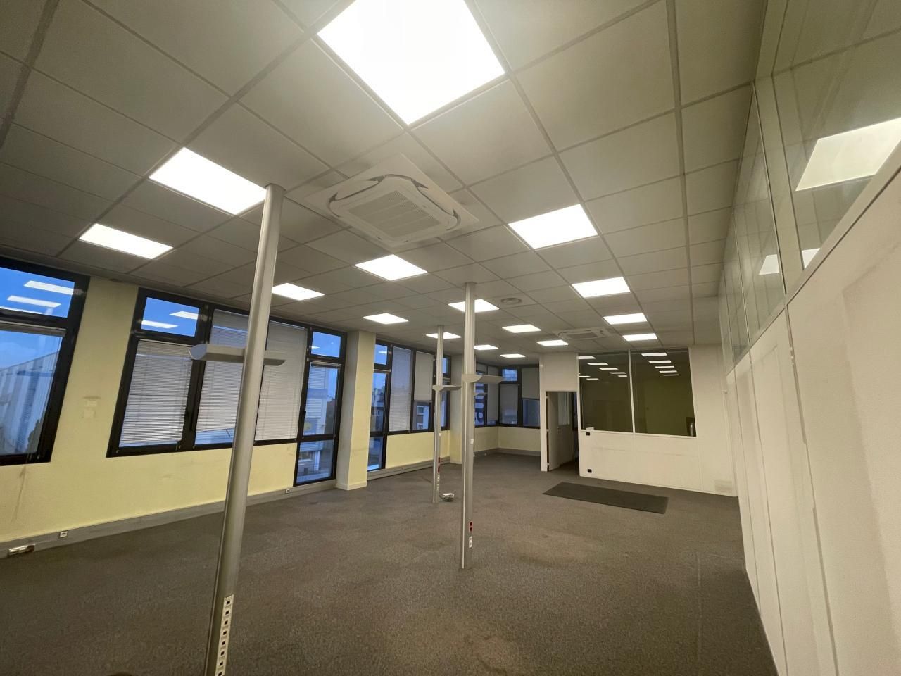 151 m² pour ce bureaux en location à Arcueil