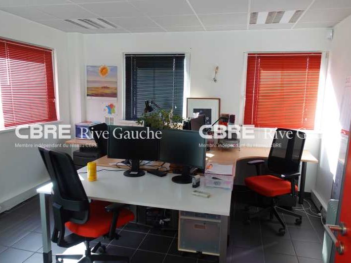 Au sein d'un bâtiment à usage de bureaux, Rive Ga