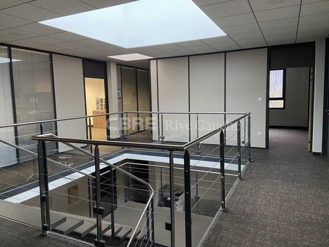 Bâtiment autonome à usage mixte (hall/bureaux) de