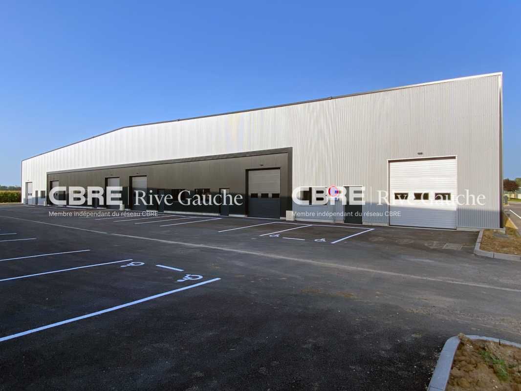 Entrepôt restructuré, divisible en 20 cellules, l