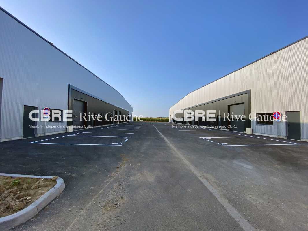 Entrepôt restructuré, divisible en 20 cellules, l