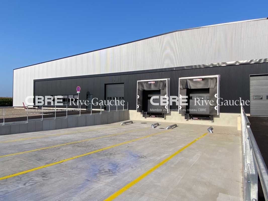 Entrepôt restructuré, divisible en 20 cellules, l