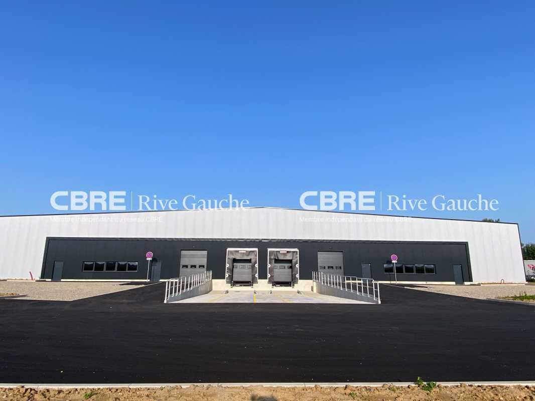 Entrepôt restructuré, divisible en 20 cellules, l